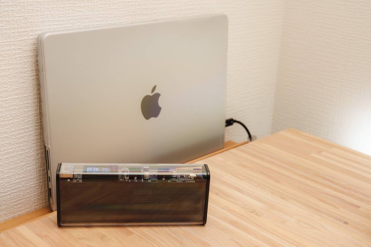 SHARGE Shargeek 140をMacBookの横に並べてみた