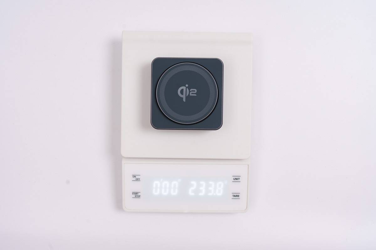 WORLD GADGETS MagCharger Qi2本体の重量は233.8gだった