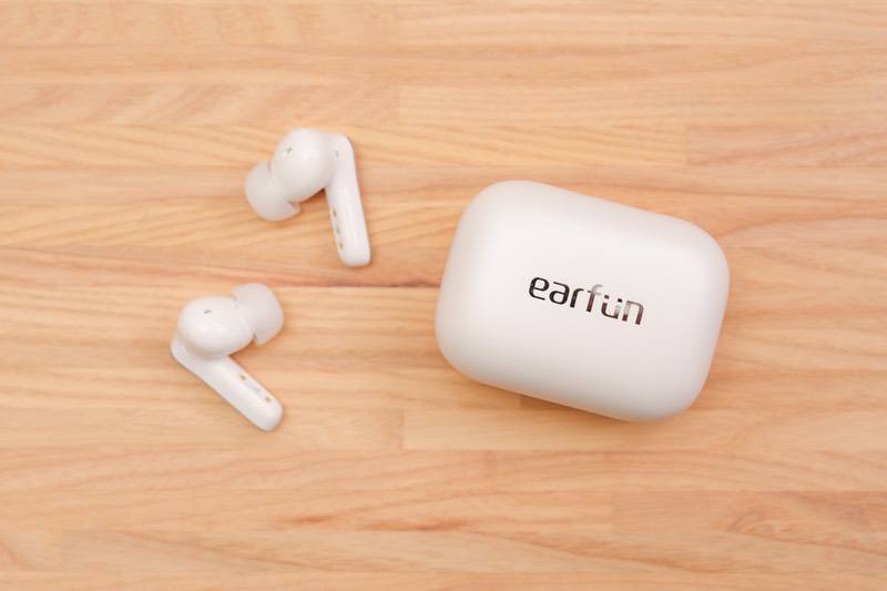 EarFun Air Pro 4をデスク上に並べてみた