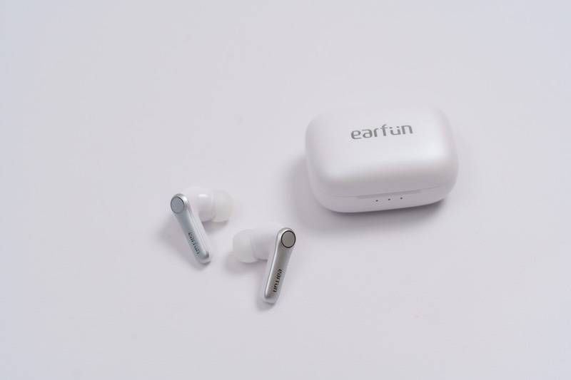 EarFun Air Pro 4のイヤホンは白とシルバーの配色となっている