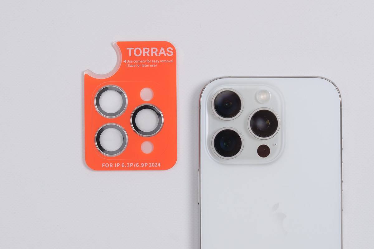 TORRAS LensGuardをiPhone 16 Proに貼る前の状態