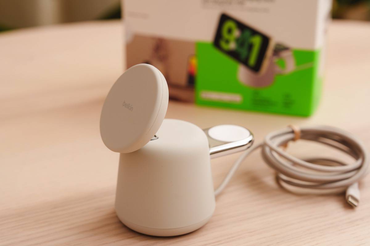 Belkin BoostCharge Pro 2-in-1 Wireless Charging Dock with MagSafe 15Wを机の上においてみた