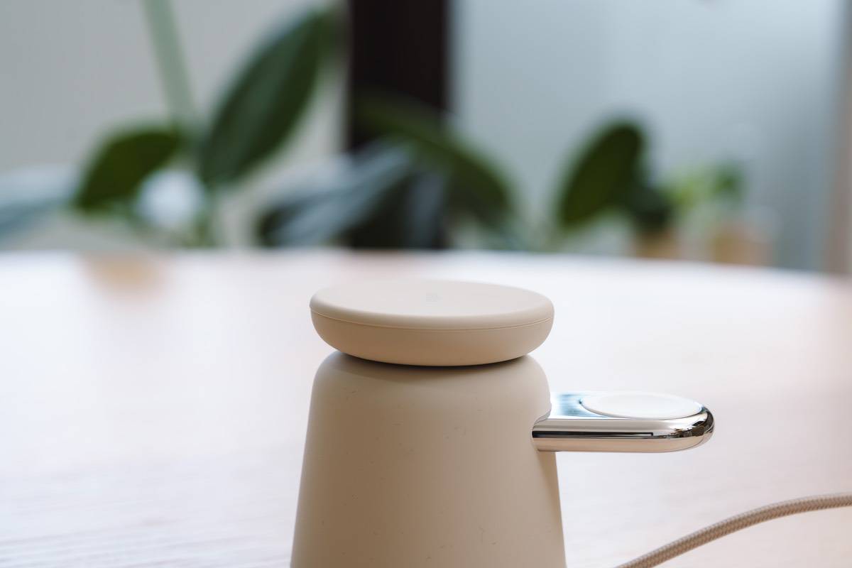 Belkin BoostCharge Pro 2-in-1 Wireless Charging Dock with MagSafe 15WのMagSafe部分を0°に倒してみた