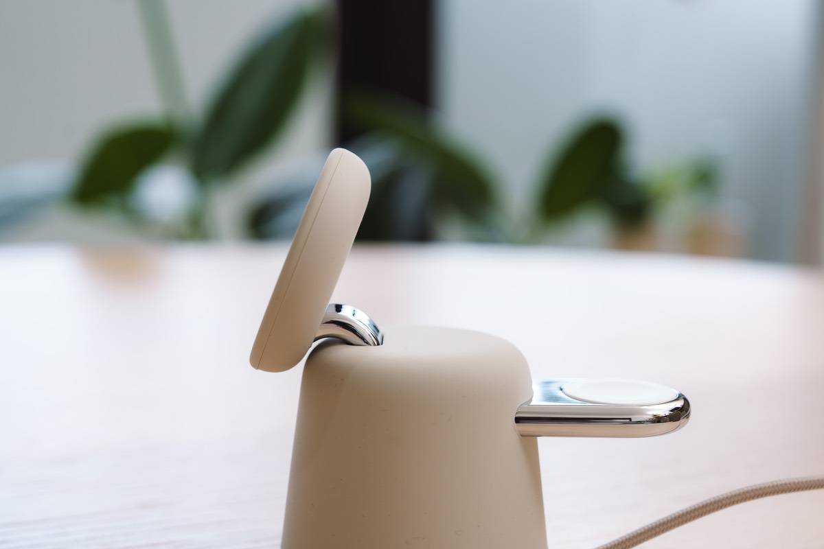 Belkin BoostCharge Pro 2-in-1 Wireless Charging Dock with MagSafe 15WのMagSafe部分を70°まで立ててみた