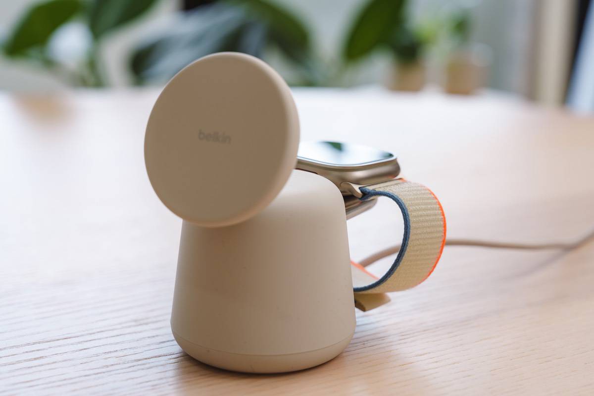 Belkin BoostCharge Pro 2-in-1 Wireless Charging Dock with MagSafe 15WでApple Watch Ultra2を充電している様子を撮影してみた