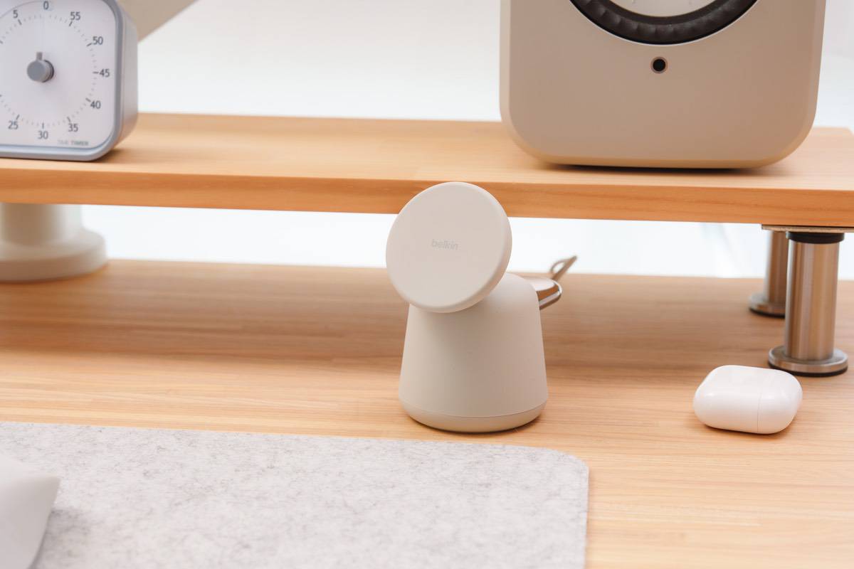 Belkin BoostCharge Pro 2-in-1 Wireless Charging Dock with MagSafe 15Wをデスク上に設置してみた