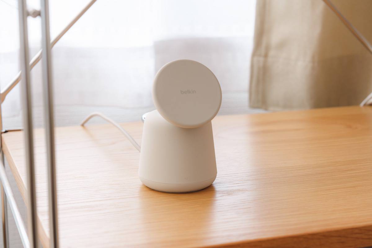 Belkin BoostCharge Pro 2-in-1 Wireless Charging Dock with MagSafe 15Wを棚の上に設置してみた