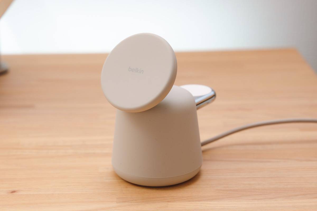 Belkin BoostCharge Pro 2-in-1 Wireless Charging Dock with MagSafe 15Wはシンプルなデザインをしている