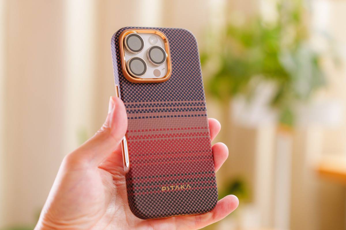 PITAKA Military-Grade Protective Case Sunsetは軽さと保護力が組み合わさっている