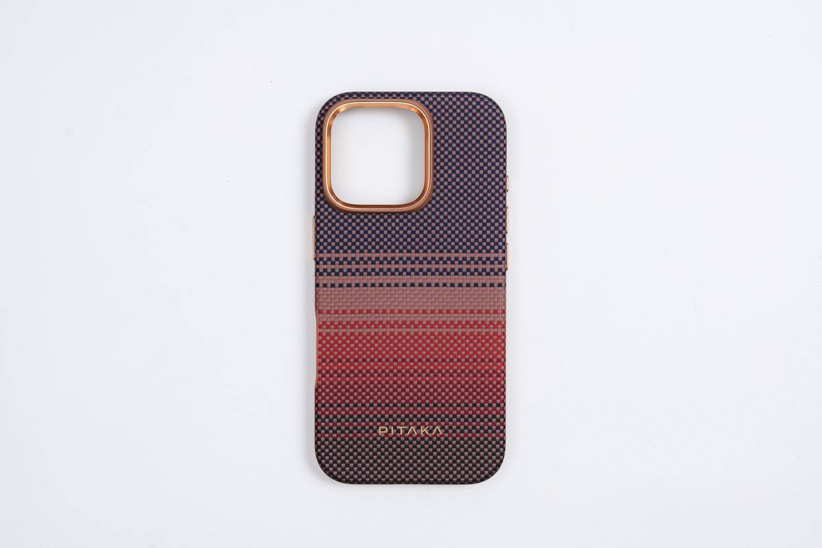 PITAKA Military-Grade Protective Case Sunsetの背面を撮影してみた