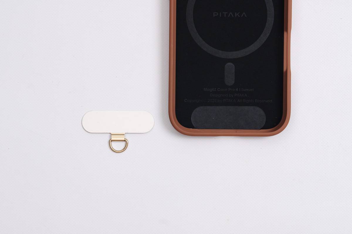 PITAKA Military-Grade Protective Caseにはテザータブのくぼみがある