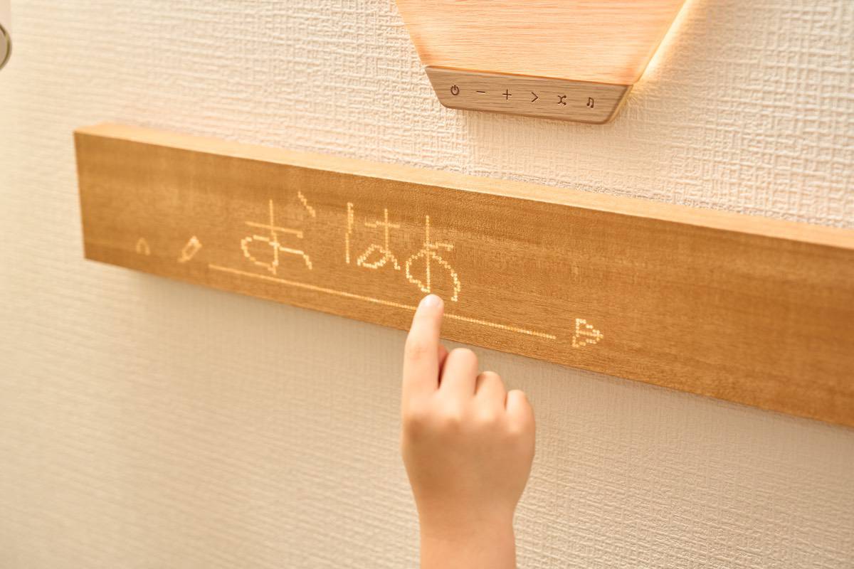 ｍuiボードに子どもがメッセージを書いている