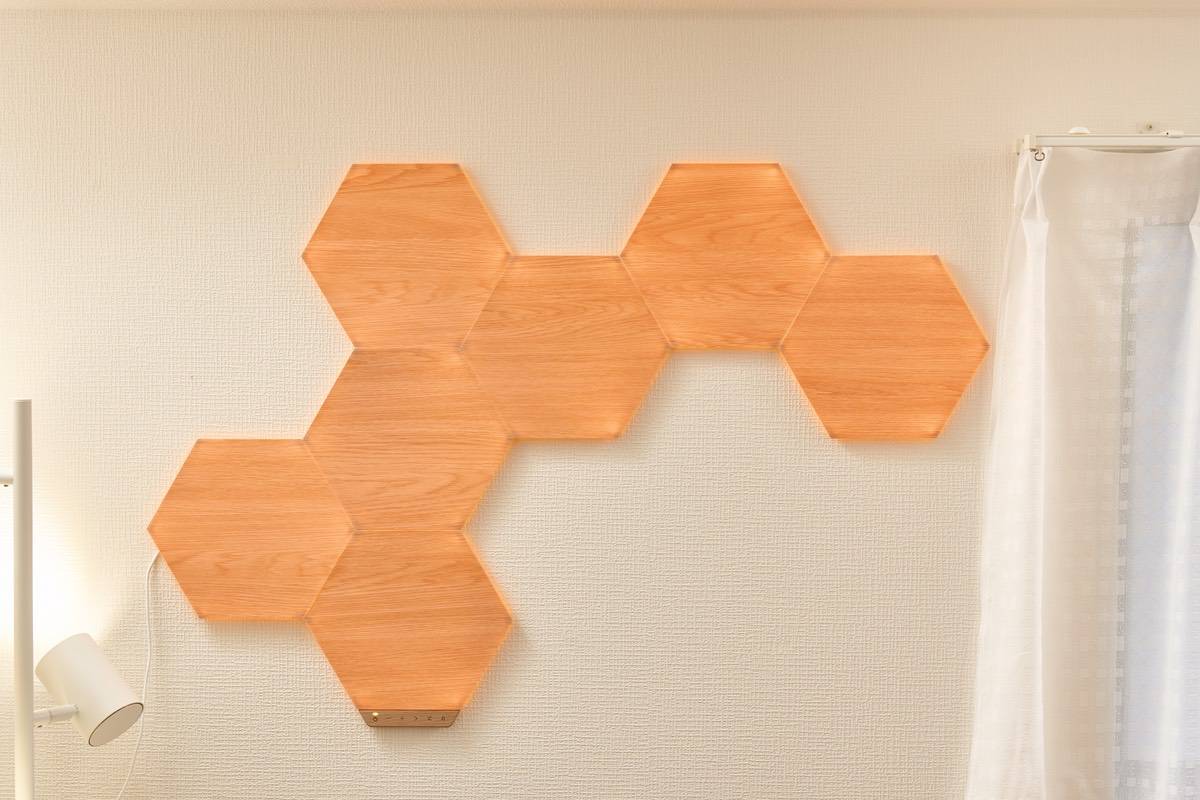 設置が完了したNanoleaf Elementsの点灯確認をしている