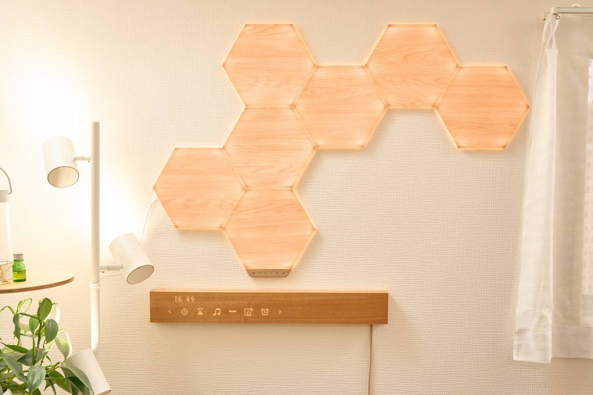 Nanoleaf Elementsとｍuiボードを点灯している様子