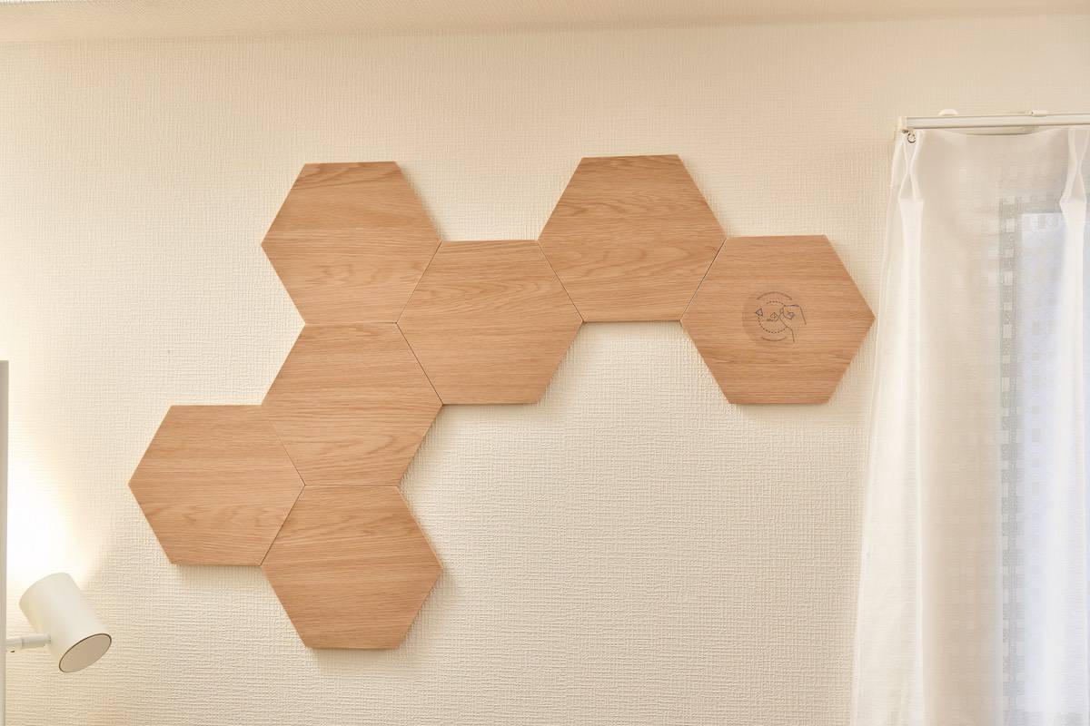 7枚のNanoleaf Elementsを取り付け終わった様子