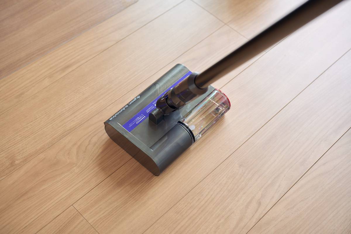 Dyson V12s Detect Slim Submarine (SV46 SU)のウェットローラーヘッドはスイスイと床を進む