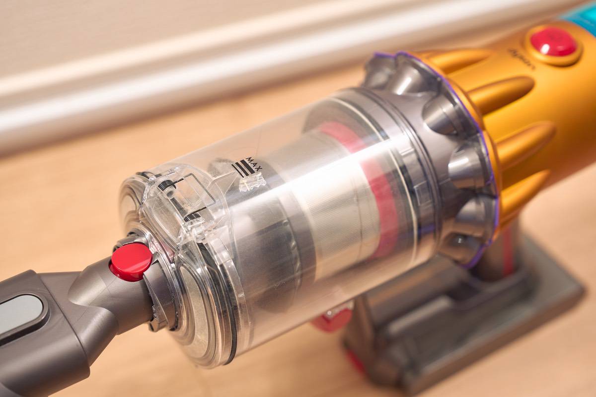 Dyson V12s Detect Slim Submarine (SV46 SU)はゴミ捨て時にゴミ箱へ突っ込みやすくなった