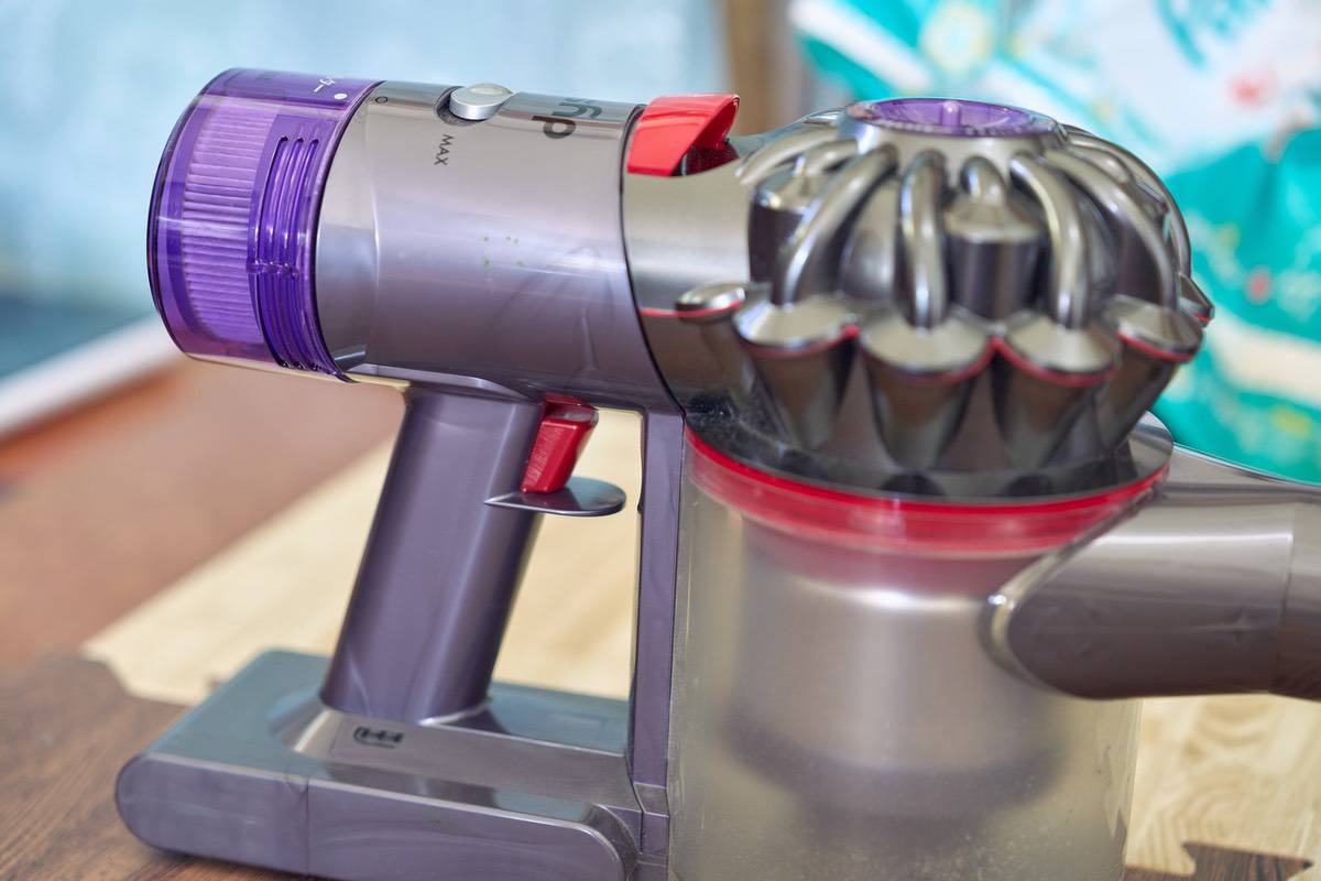 Dyson V8は電源がトリガー式を採用している