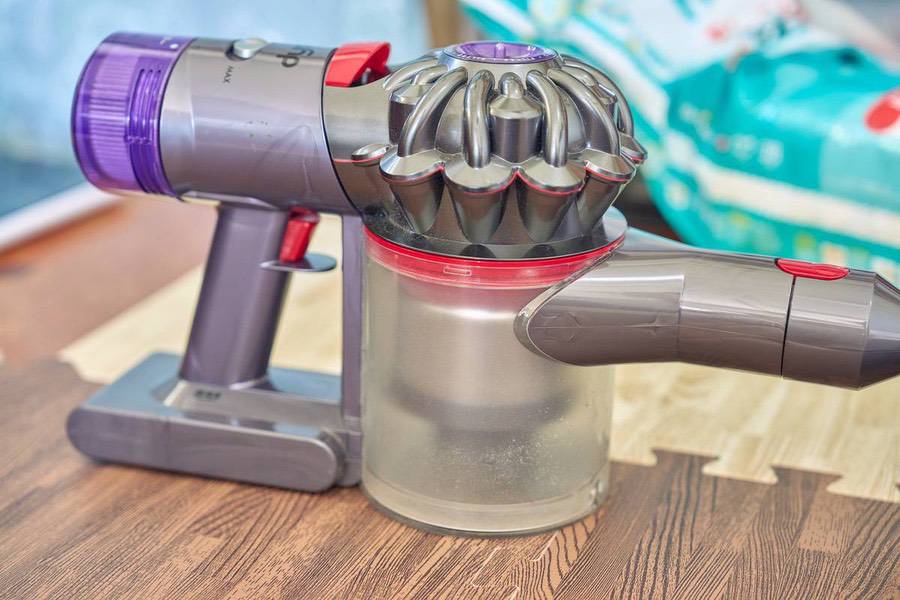 Dyson V8はゴミ箱に横から突っ込むタイプになっている