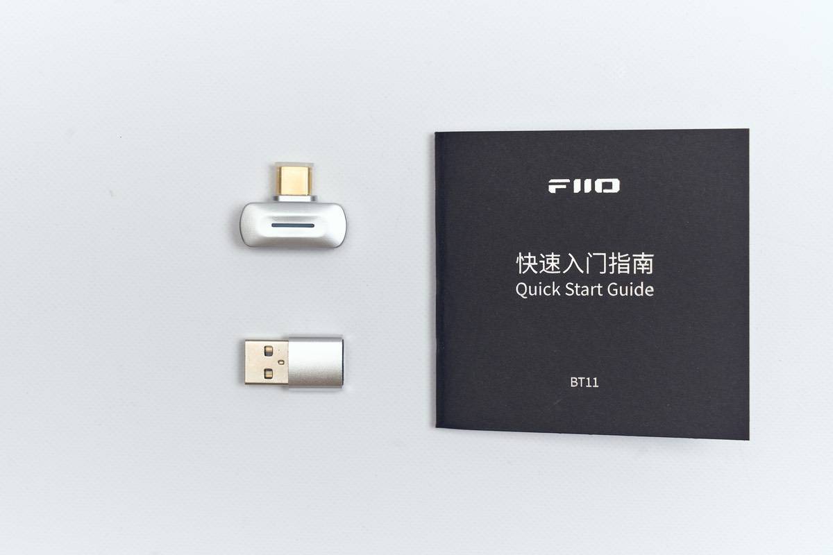 FIIO BT11の付属品を並べている