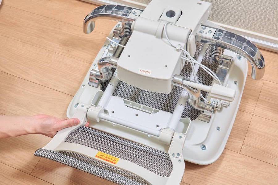 SIHOO DORO C500のクッションにフットレストを取り付けている