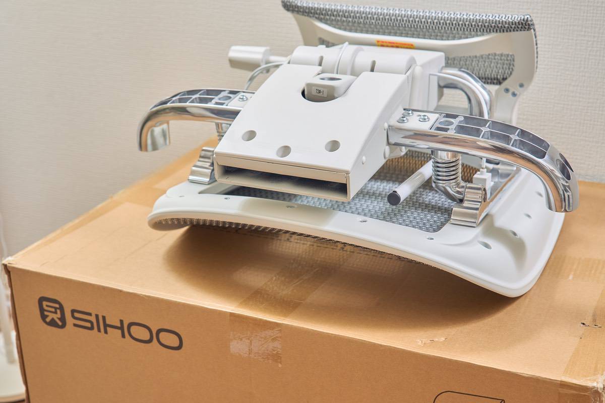 SIHOO DORO C500の座面を段ボールの上に乗せている