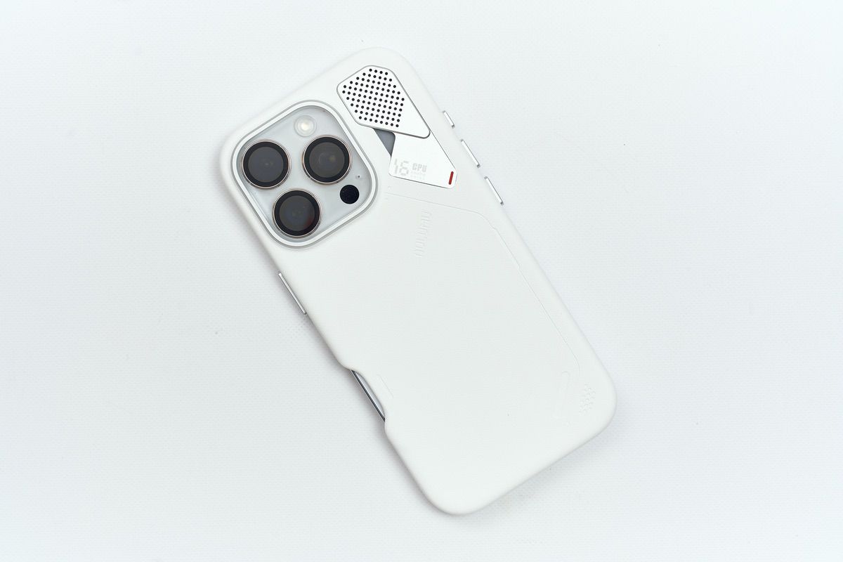Aulumu A16 耐衝撃ケース for iPhone 16 ProをiPhone 16 Proに装着している
