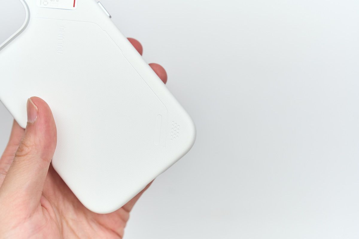 Aulumu A16 耐衝撃ケース for iPhone 16 Proの角は丸みを帯びている