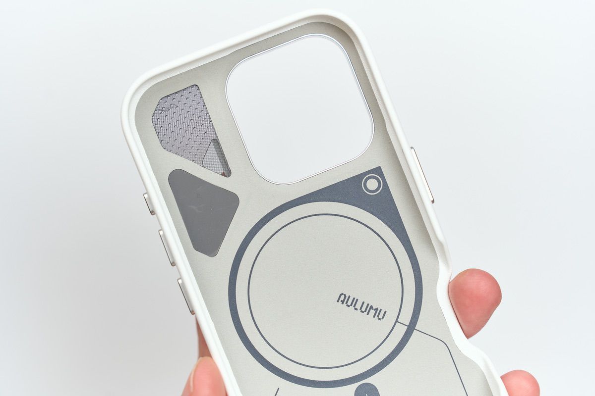 Aulumu A16 耐衝撃ケース for iPhone 16 Proの内面をアップで撮影
