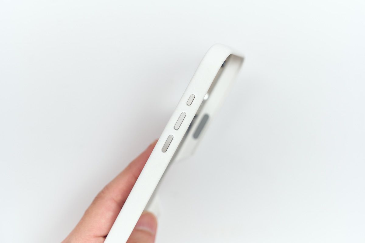 Aulumu A16 耐衝撃ケース for iPhone 16 Proのサイドのボタン