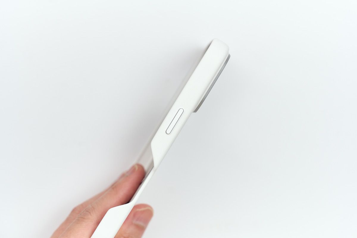 Aulumu A16 耐衝撃ケース for iPhone 16 Proのサイドの電源ボタン