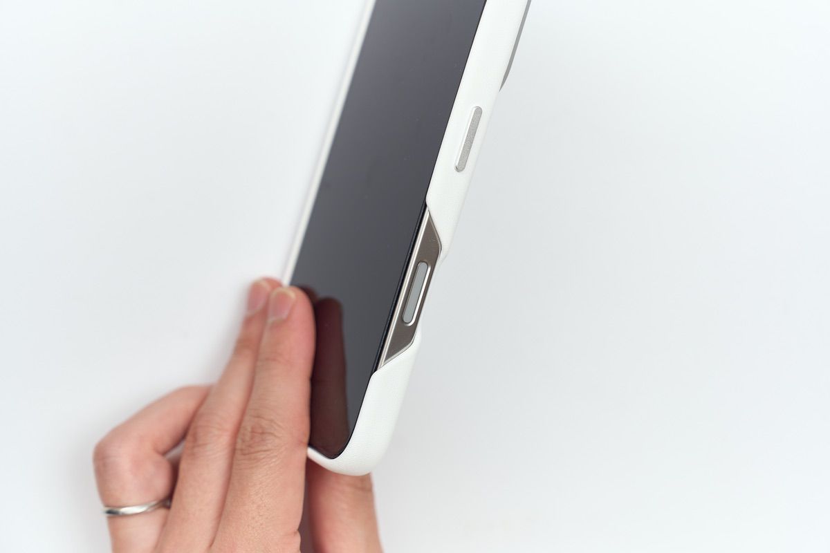 Aulumu A16 耐衝撃ケース for iPhone 16 Proのカメラコントロール部