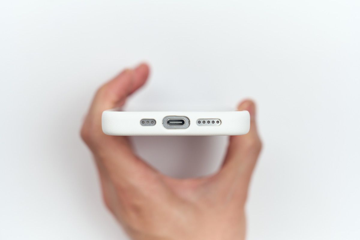 Aulumu A16 耐衝撃ケース for iPhone 16 Pro下部のスピーカーや電源ポート
