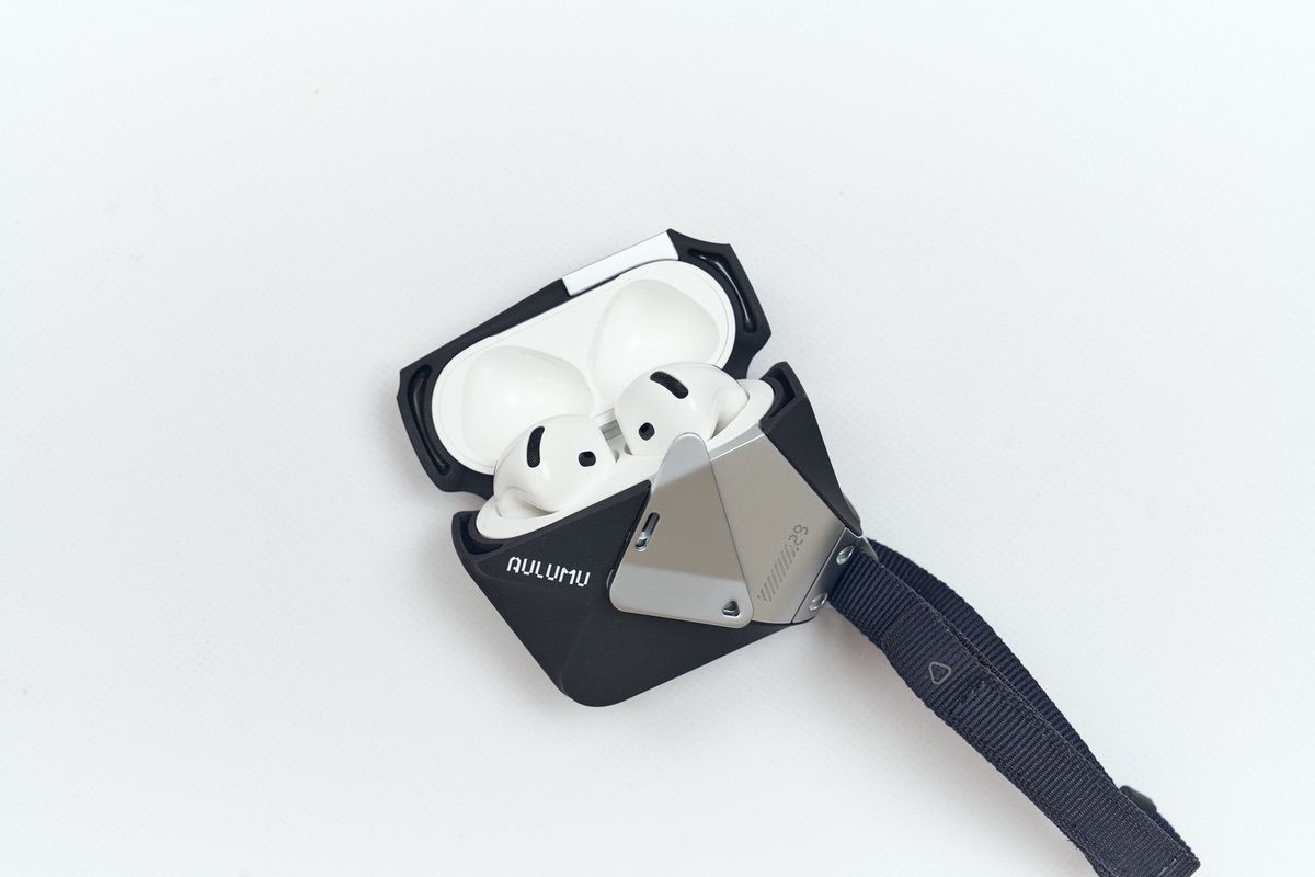Aulumu A29 AirPods 4ケースを開けている