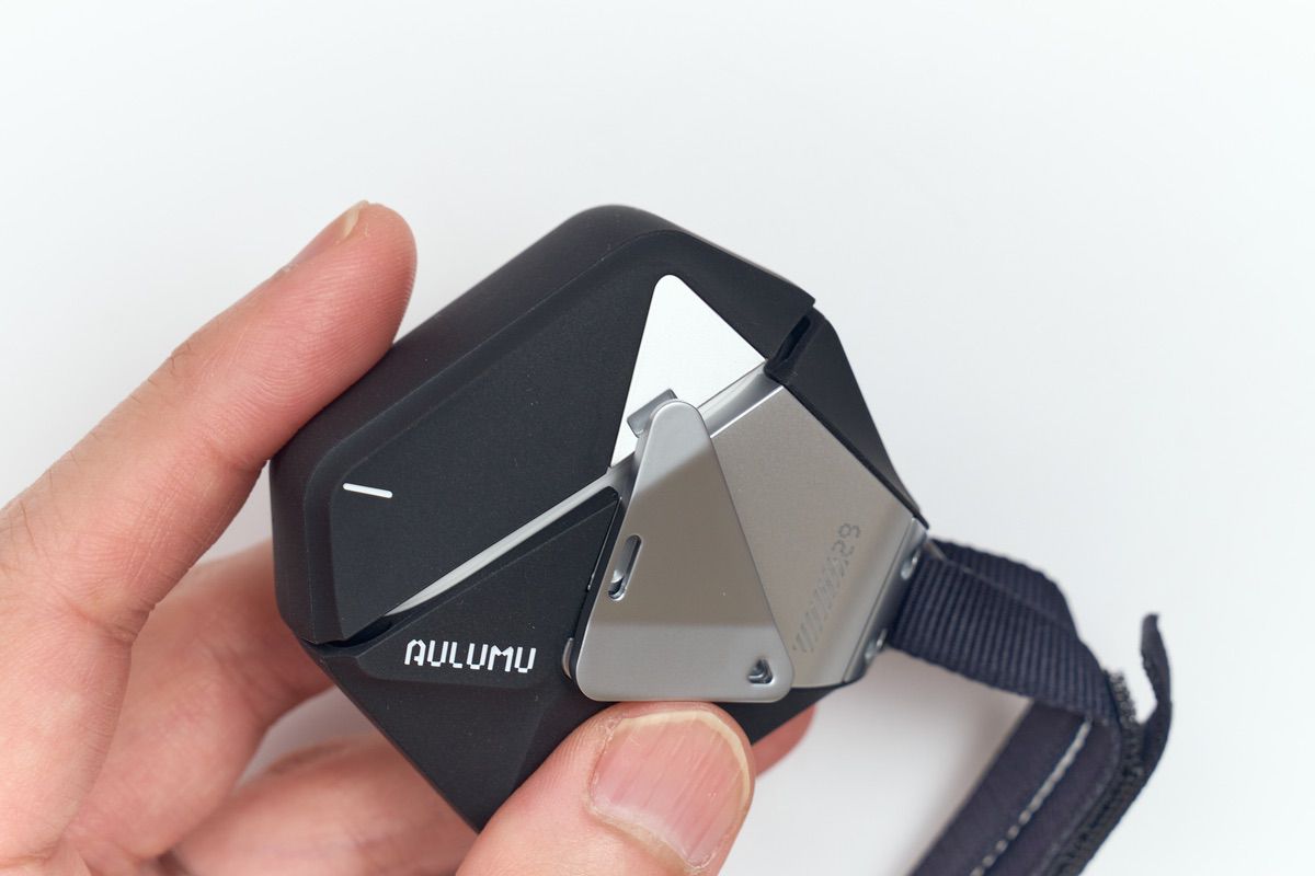 Aulumu A29 AirPods 4ケースを開閉している