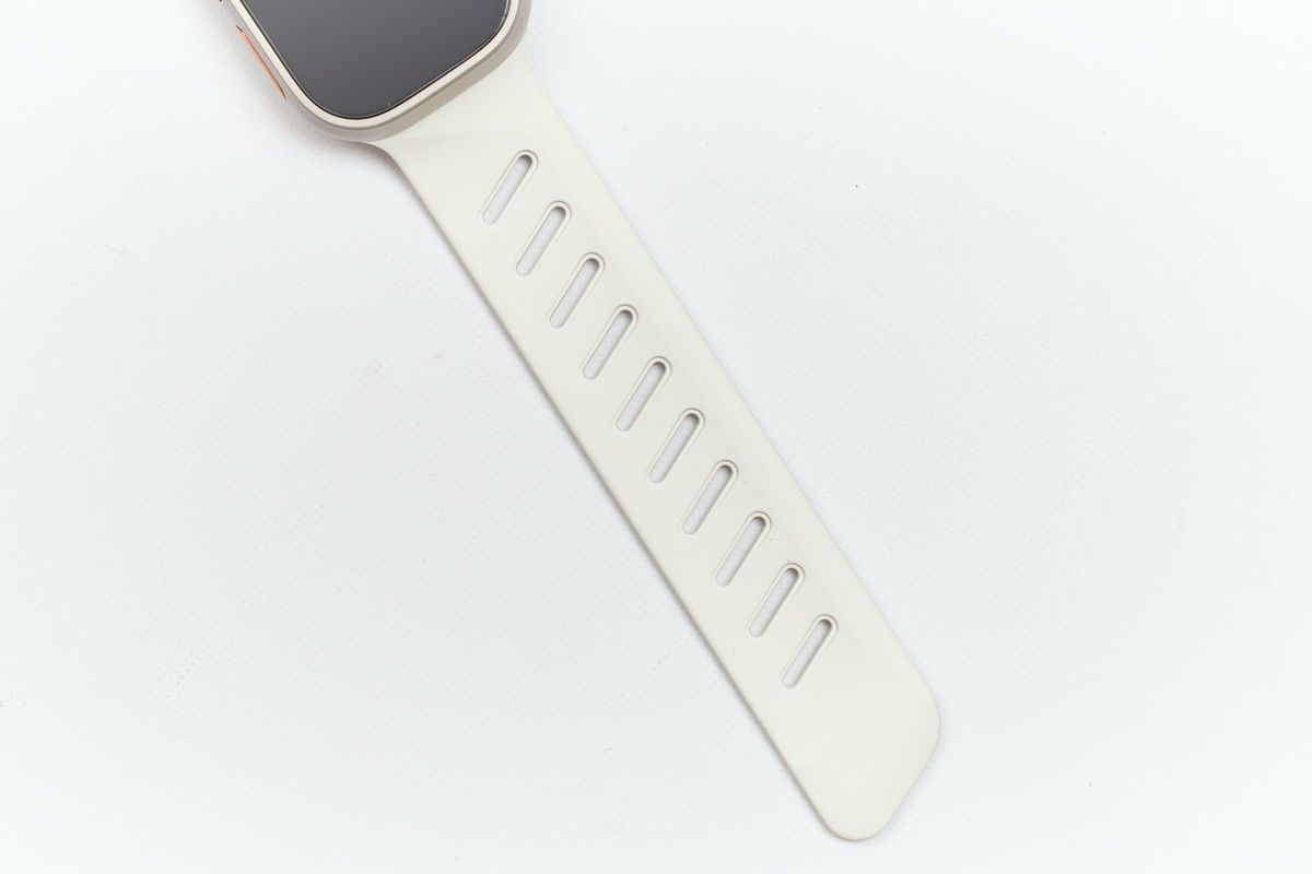 Aulumu A02 スポーツウォッチバンド for Apple Watch Seriesの穴は斜めの切込み