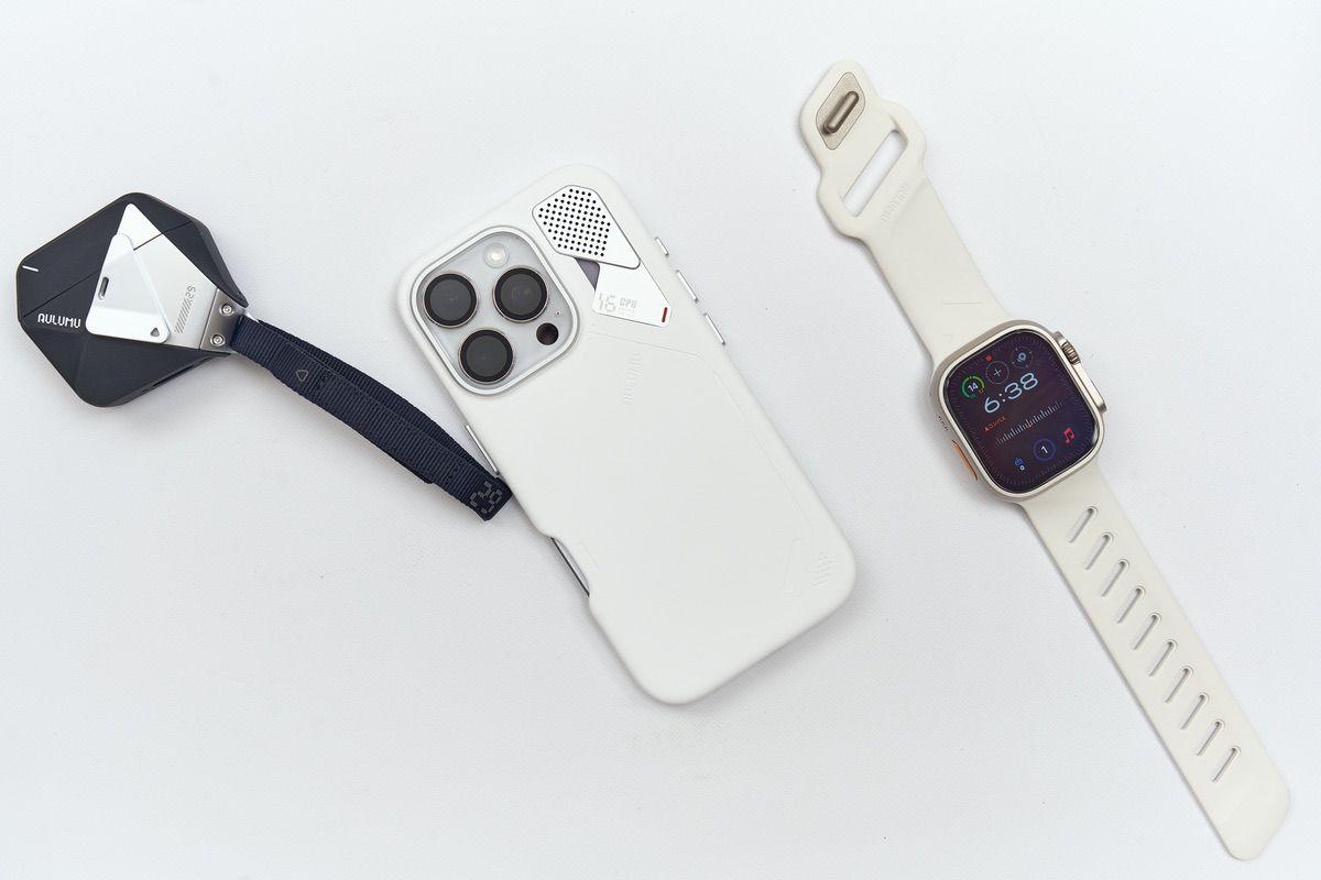 AulumuのApple製品向けアクセサリー3つ並べている