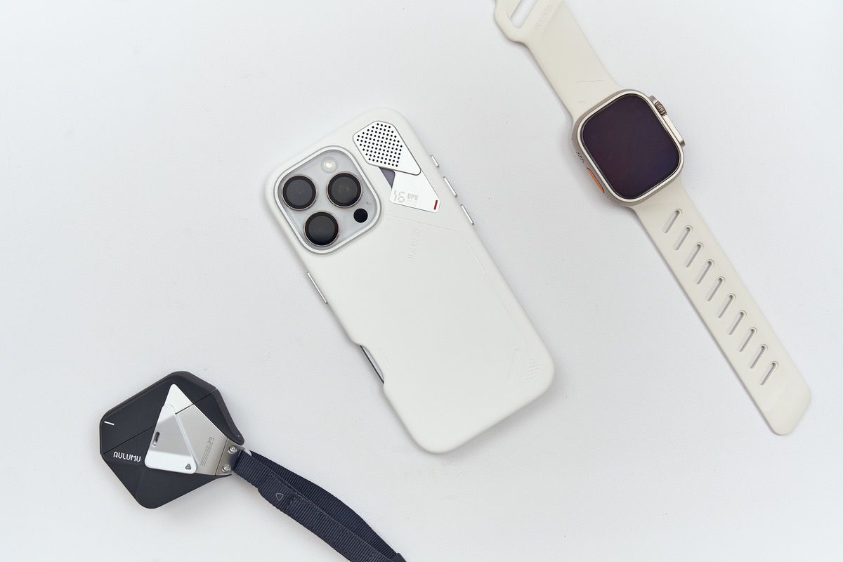 AulumuのApple製品向けアクセサリーをおしゃれに並べている