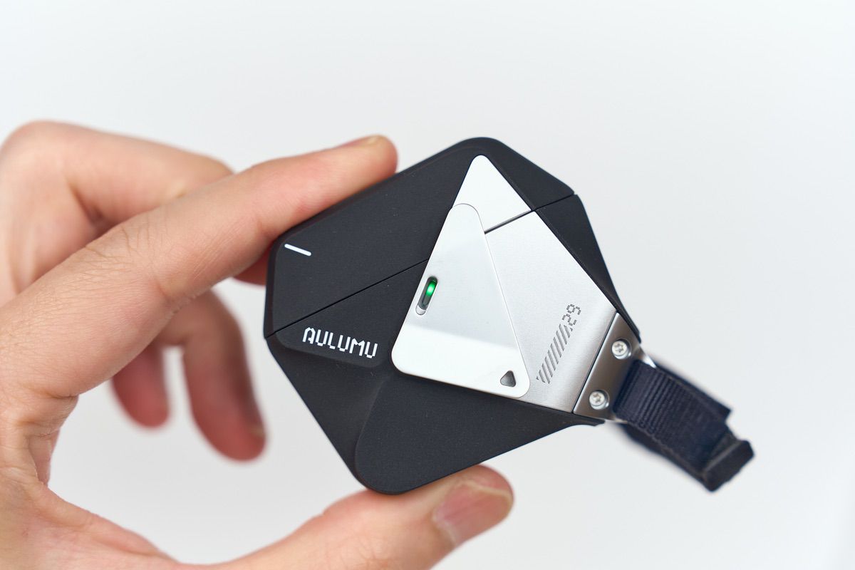 Aulumu A29 AirPods 4ケースを手に持っている