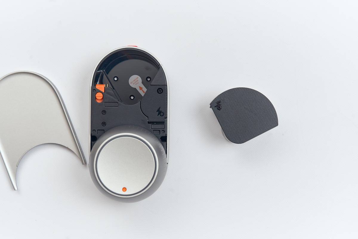 SwitchBot ロック Ultraの充電式バッテリーを本体から取り出した