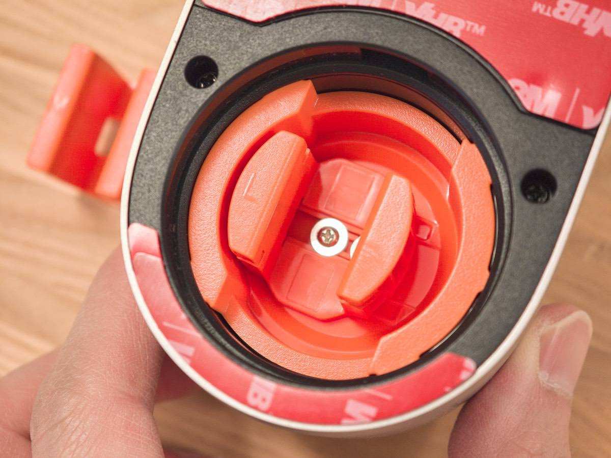 SwitchBot ロック UltraのMサイズのホルダーを外してサムターンホルダーをLサイズにした