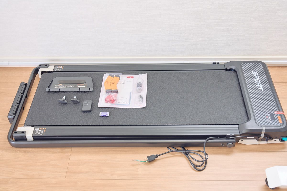 AKLUER ツボ刺激ボード付きルームランナーの付属品を並べている