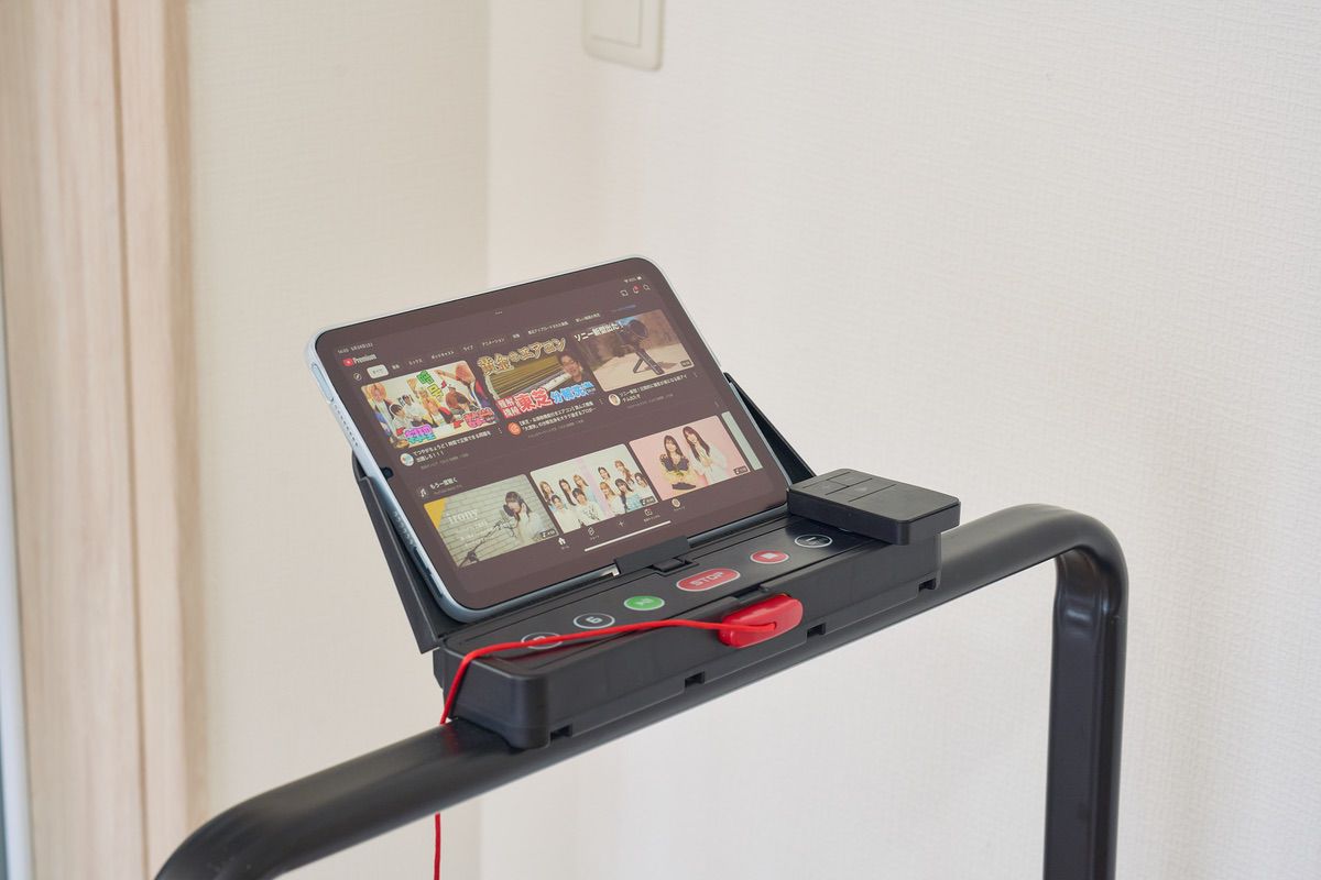 AKLUER ツボ刺激ボード付きルームランナーのタブレットホルダーにiPad miniを置いている