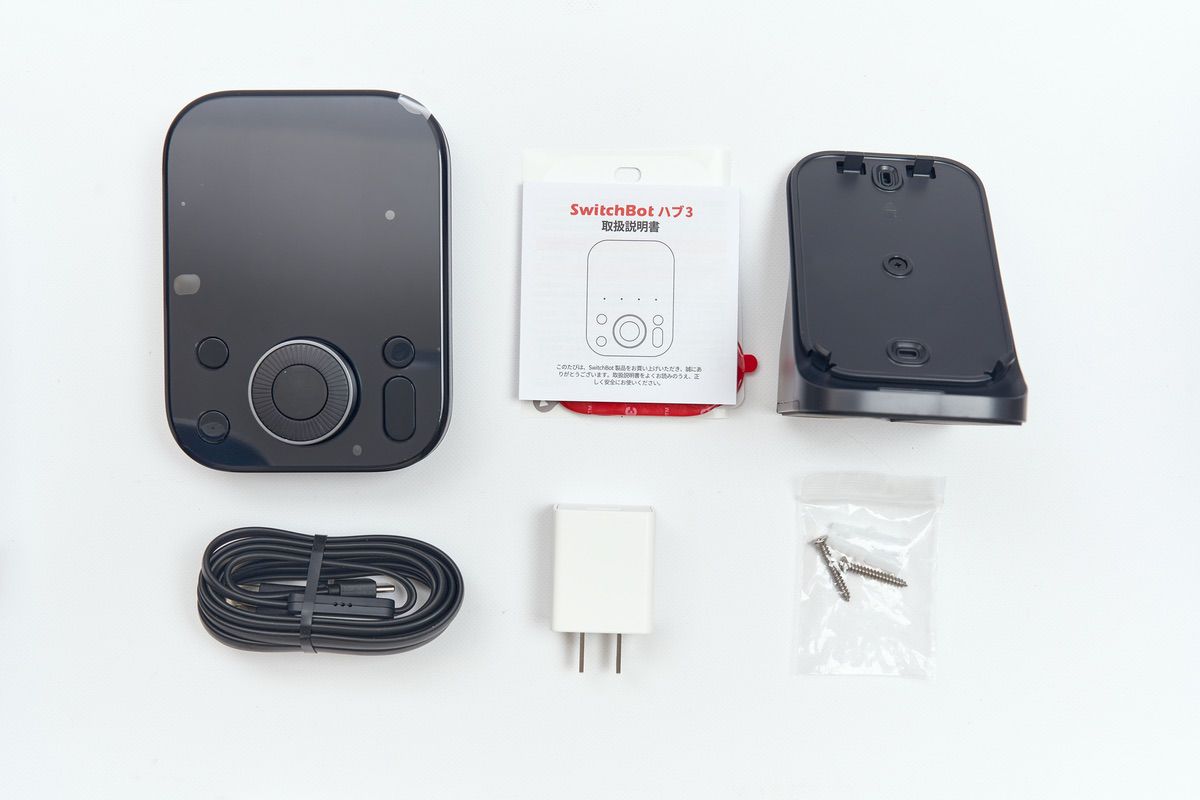 SwitchBot ハブ3の付属品を並べている