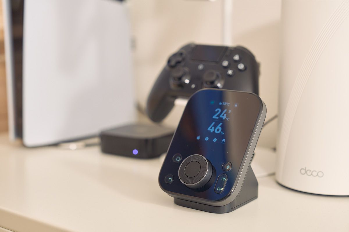 SwitchBot ハブ3をプレイステーションの近くに置いている