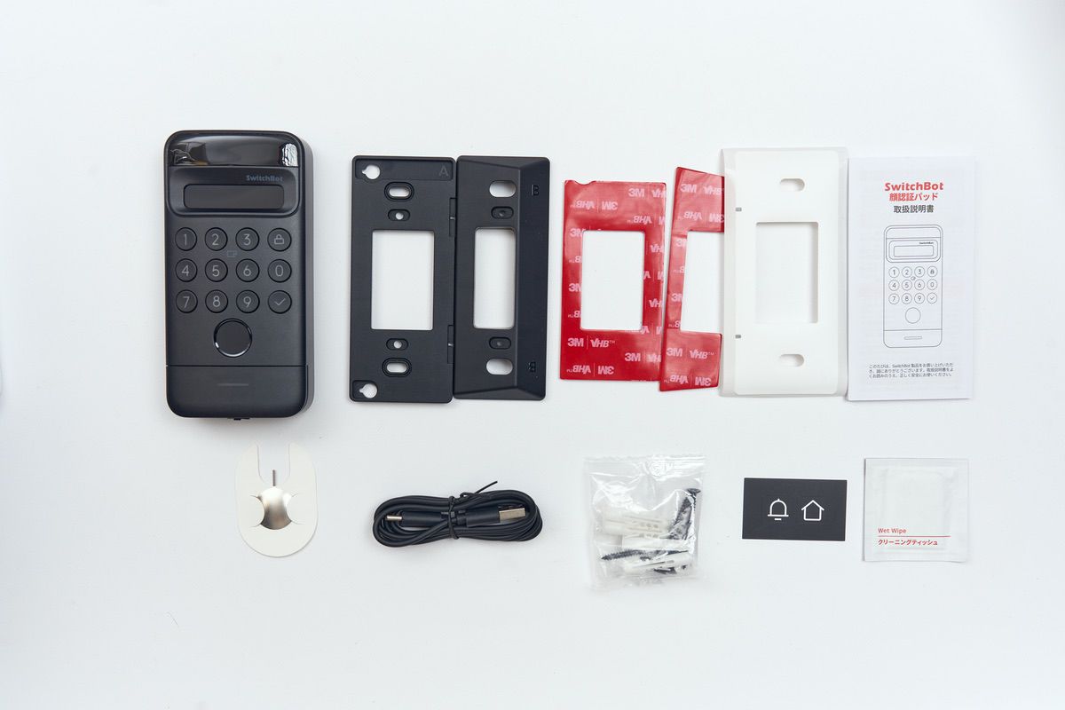 SwitchBot顔認証パッドの付属品を並べた