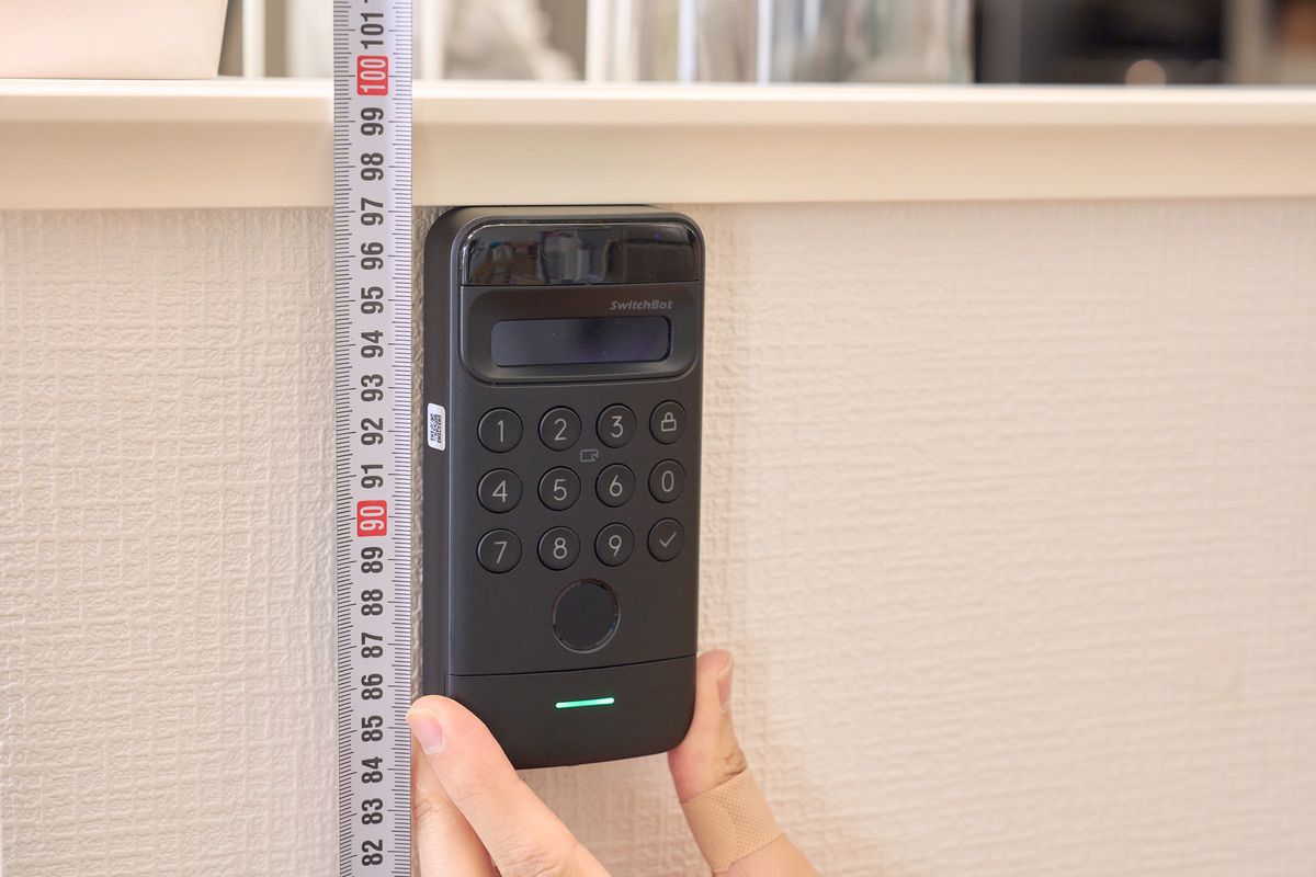 SwitchBot顔認証パッドの取り付ける高さを決めている