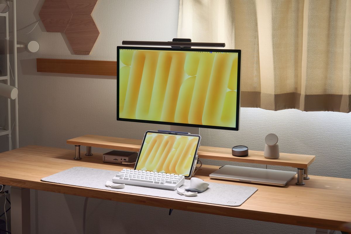 BenQ ScreenBar Halo 2のライトを点灯している様子