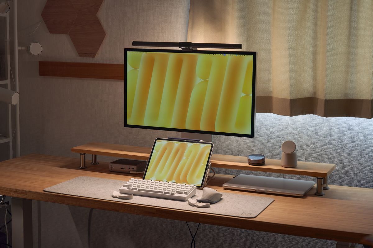 BenQ ScreenBar Haloのライトを点灯している様子
