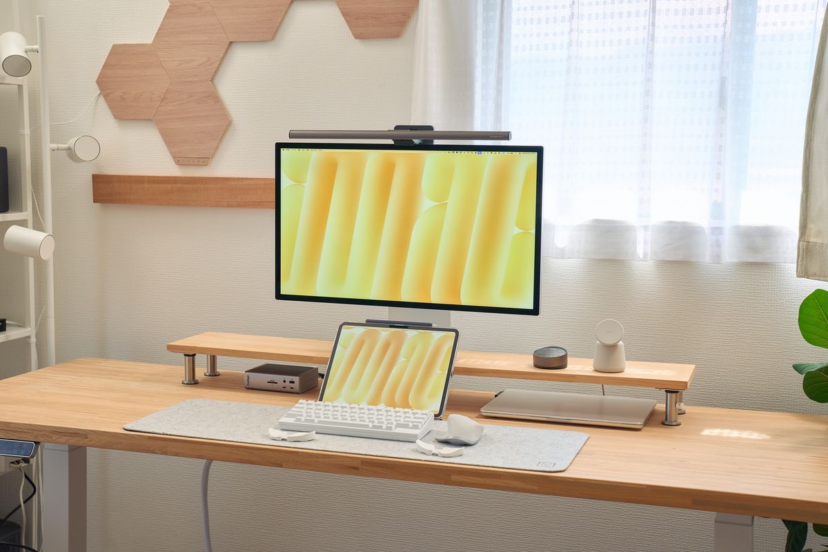 BenQ ScreenBar Halo 2を取り付けたディスプレイとデスク